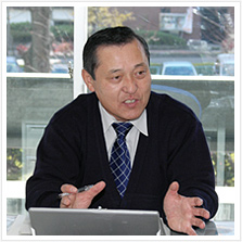 事務所で活動中の高見沢敏光議員